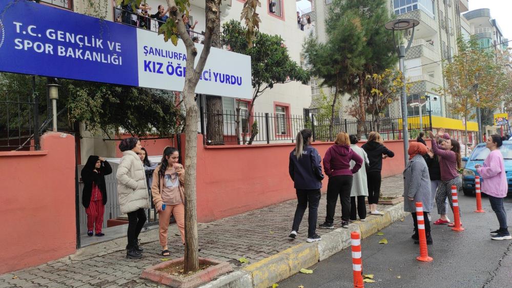 Şanlıurfa'da Yurtta nakil iddiası kız öğrencileri sokağa döktü