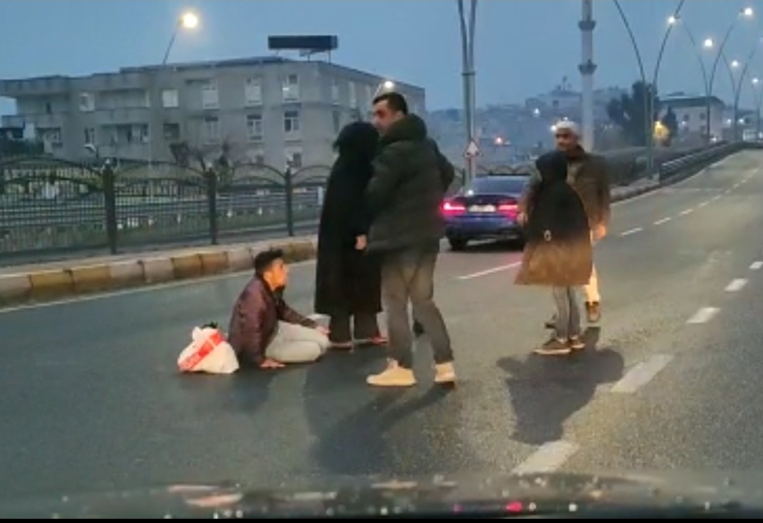 Urfa'da Canını Hiçe Sayan Yayaya Araç Çarptı/Video 