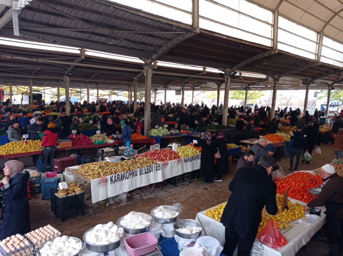 Urfa'daki Semt Pazarlarında Uygun Fiyatlar Dikkat Çekiyor