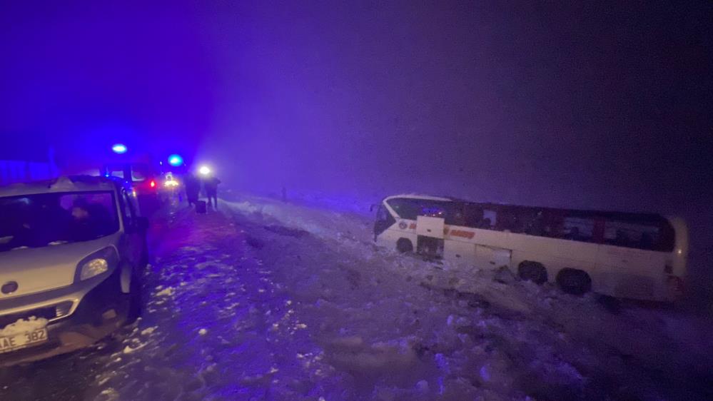 Şanlıurfa Diyarbakır yolunda yolcu otobüsü şarampole devrildi: 4’ü ağır 30 yaralı