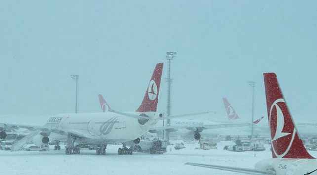 Şanlıurfa’da uçak seferleri kar engeline takıldı