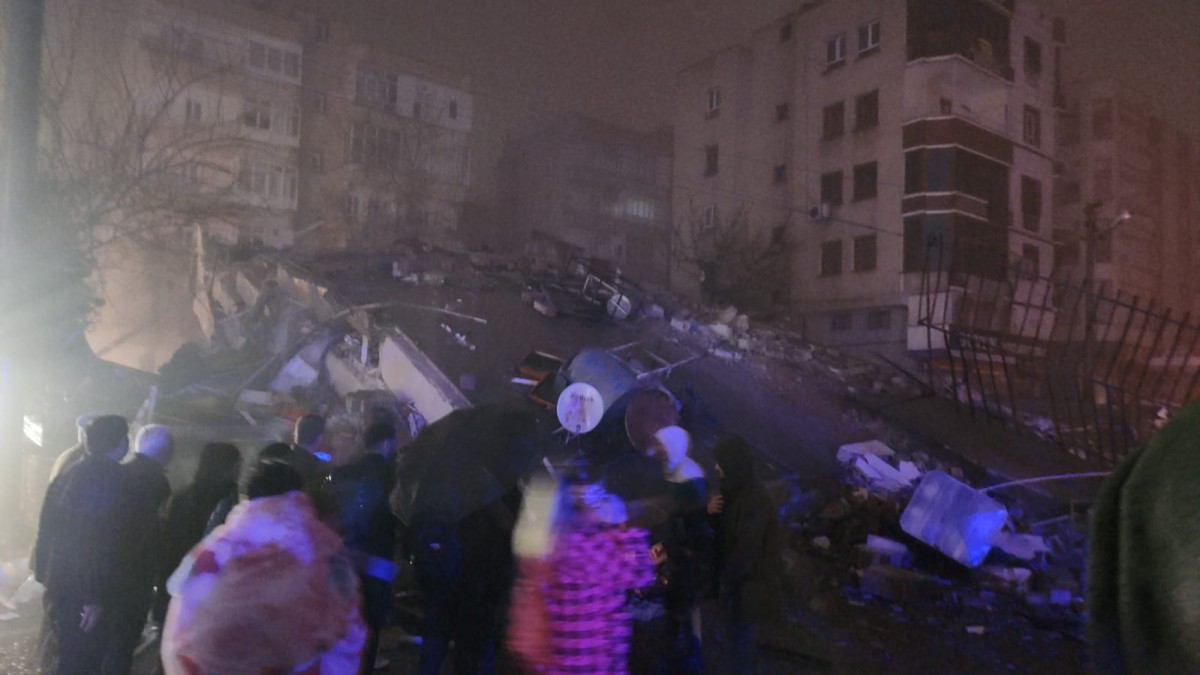 Vali Salih Ayhan: 10 ölü, 16 binada çökme