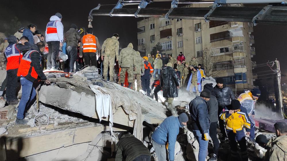 Şanlıurfa'da yıkılan binanın enkazından 22 saat sonra bir kadın kurtarıldı