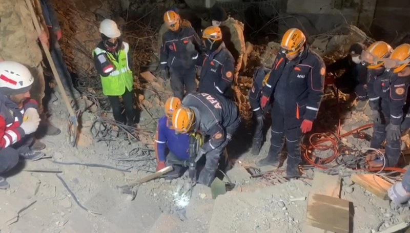 Şanlıurfa'da enkaz altında kalan kadın 69 saat sonra kurtarıldı