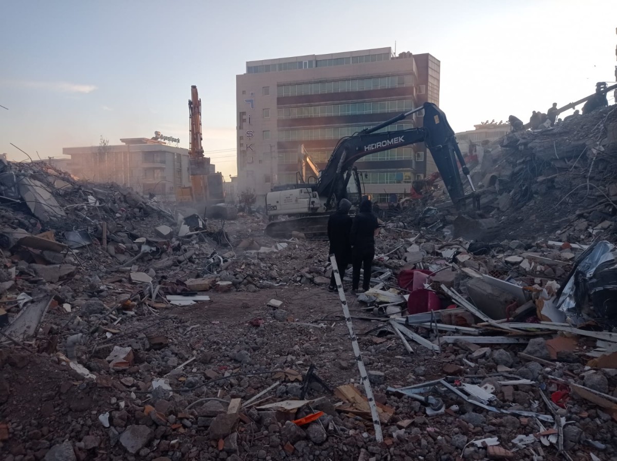 Diyarbakır'da yıkımına başlanan 9 katlı bina çöktü
