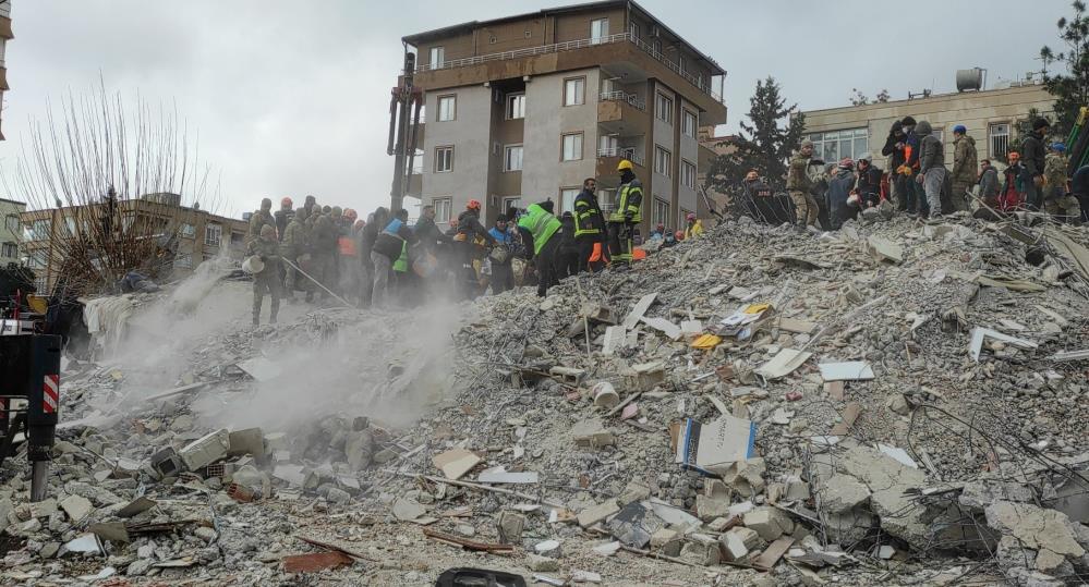 Deprem soruşturmasında gözaltı kararı verilen 14 kişiden 3’ü enkaz altında kalarak öldü