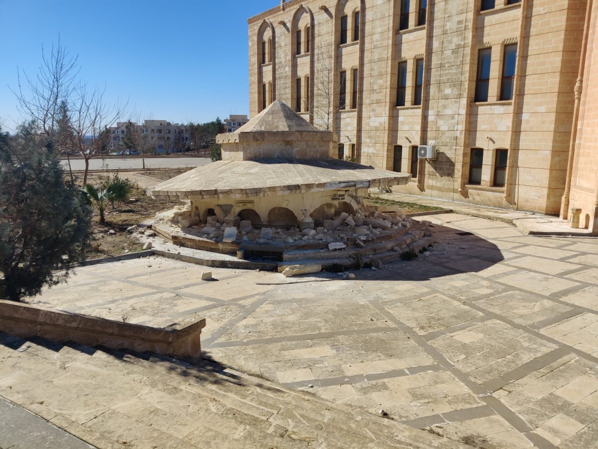 Harran Üniversitesi'nin şadırvanı depremde yıkıldı