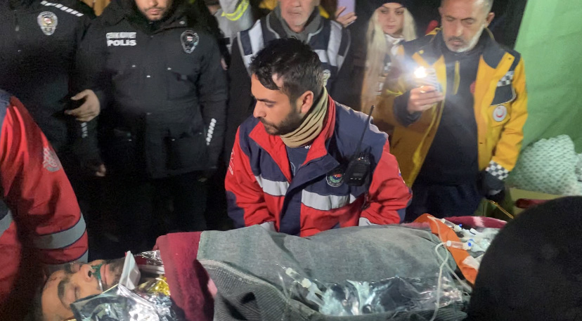 278'inci saatte enkazdan çıkartılan Hakan, sahra hastanesine sevk edildi