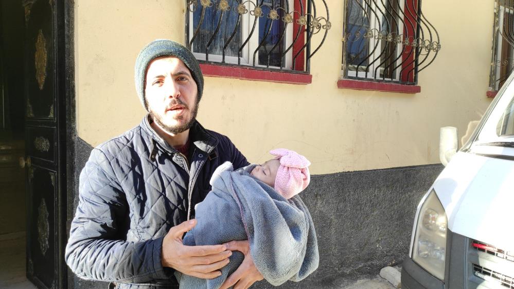 Enkazdan kurtarılan Fatma bebek, Şanlıurfa'daki amcasına teslim edildi