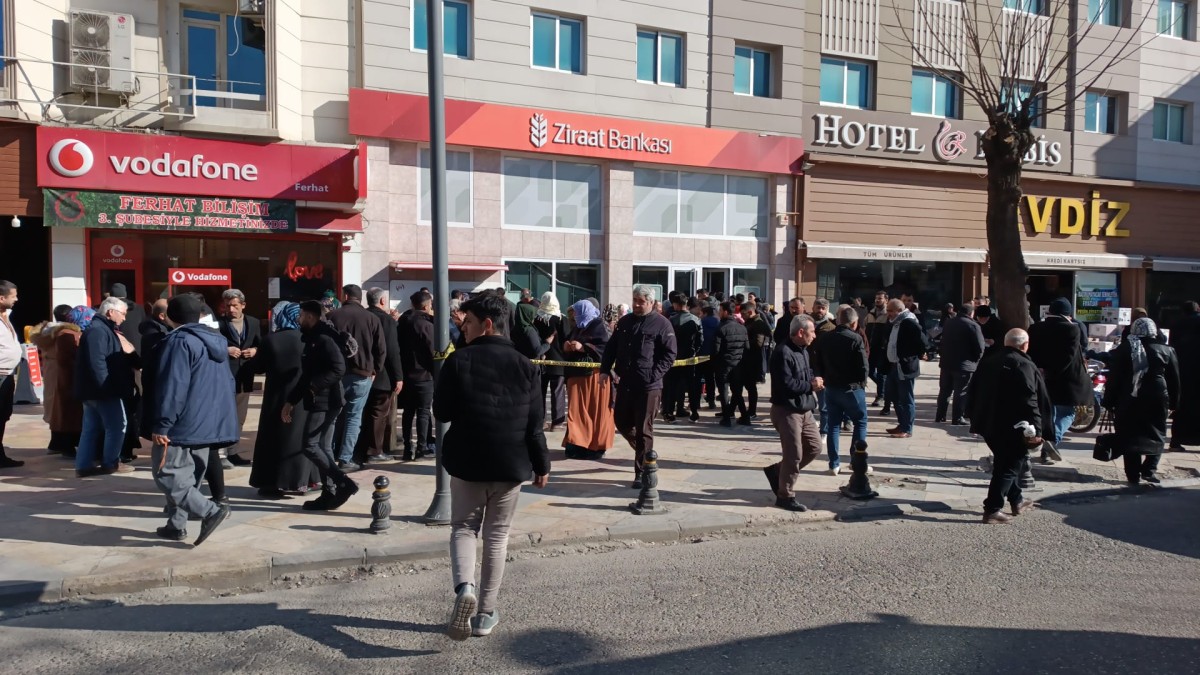 Urfa'da Ziraat Bankası ve PTT Önünde Deprem Yardımı İzdihamı
