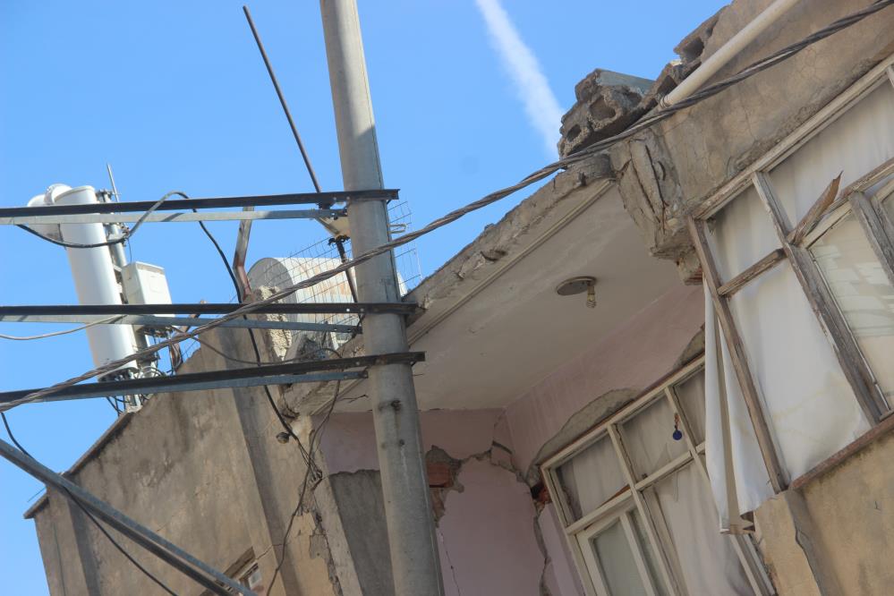 Binanın yaslandığı elektrik direği can kaybını önledi