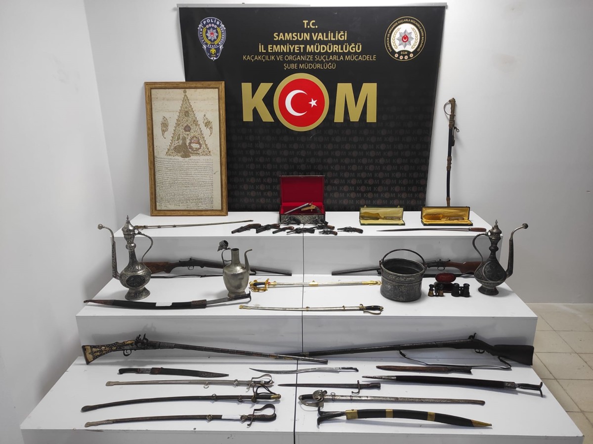 Tarihi eser olduğu değerlendirilen 16 kılıç ve 10 tabanca ele geçirildi