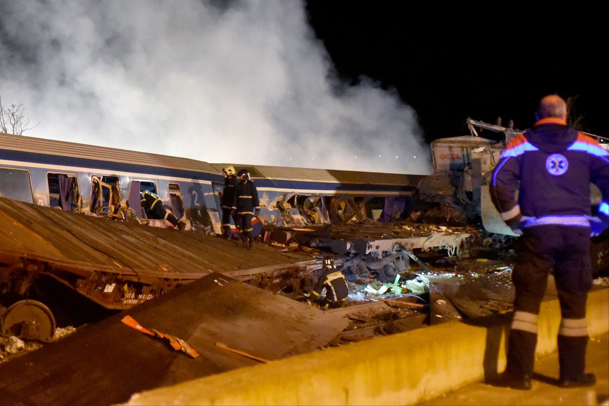 İki tren çarpıştı: 32 ölü, 85 yaralı  