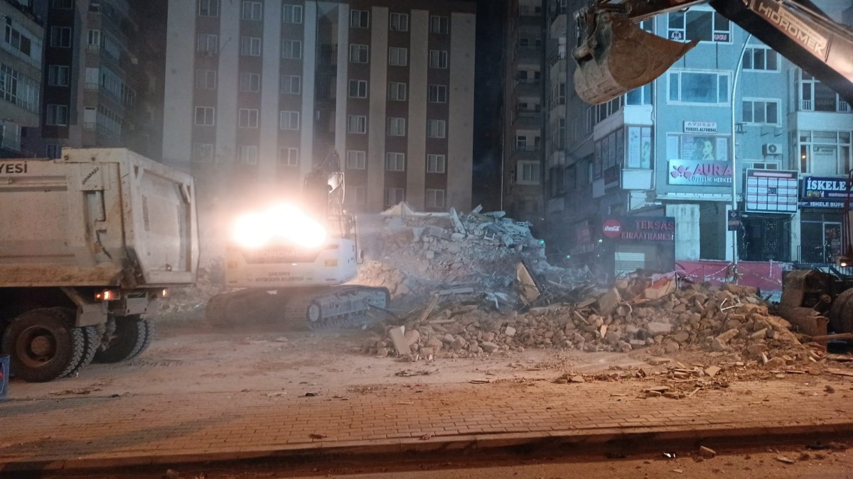 Urfa'da Çöken Binada Enkaz Kaldırma Çalışmaları Sürüyor 