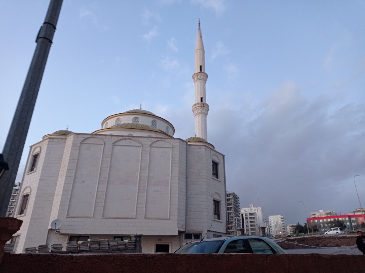 Urfa'da  ağır hasarlı 70 metrelik minare tehlike saçıyor