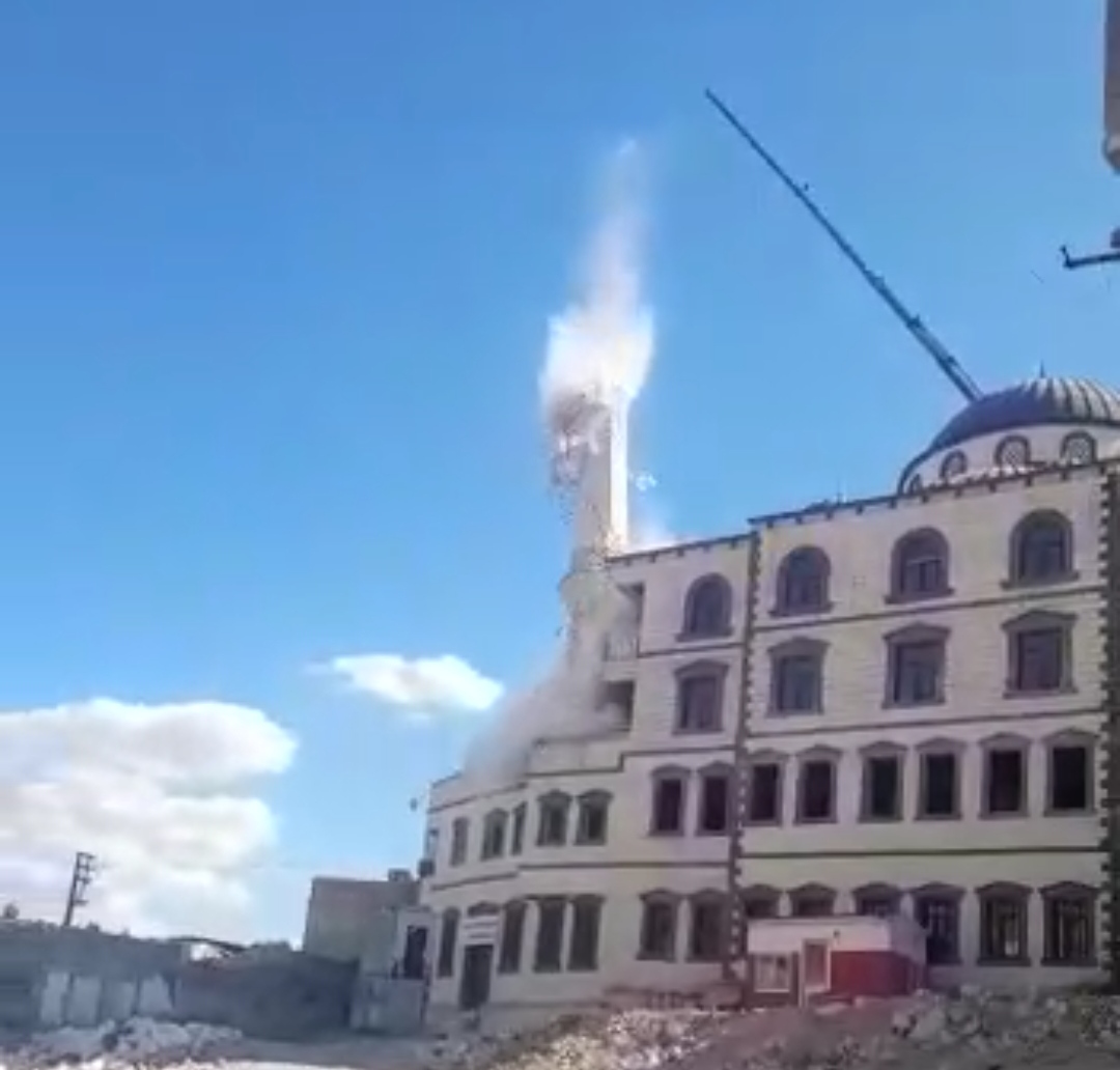 Urfa'da Yapımı Devam Eden Caminin Minaresi Böyle Yıkıldı