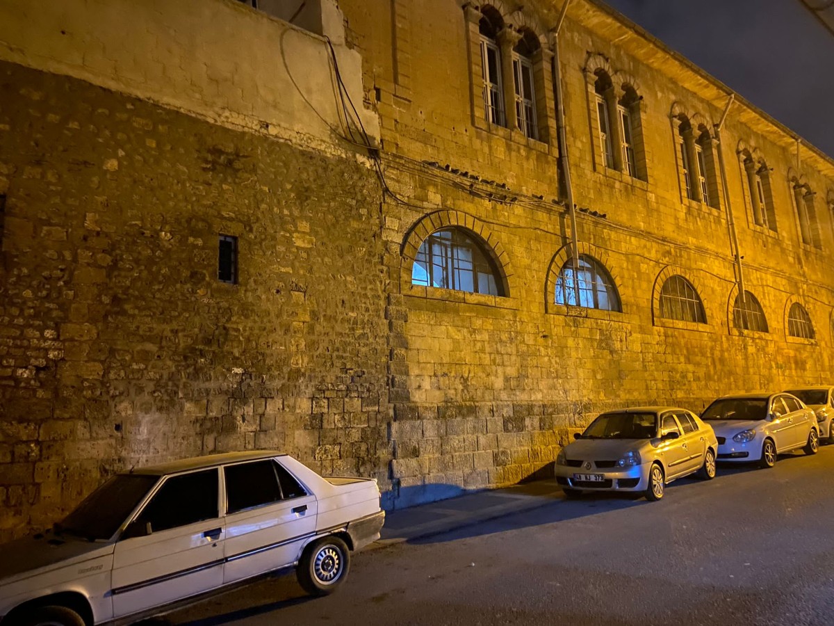 Urfa'daki Okulun Ağır Hasarlı Duvarı Tehlike Saçıyor