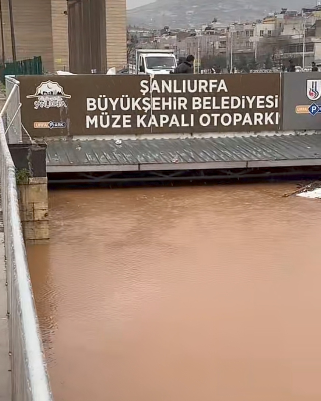 Urfa'da Kapalı Otopark Sel Sularıyla Doldu 