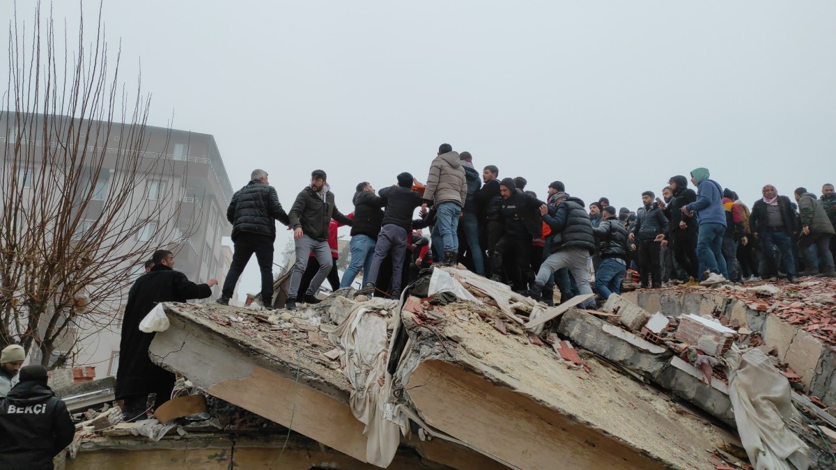 Diyarbakır'da ağır hasarlı iş merkezi ve üstündeki sitenin yıkımı tamamlandı