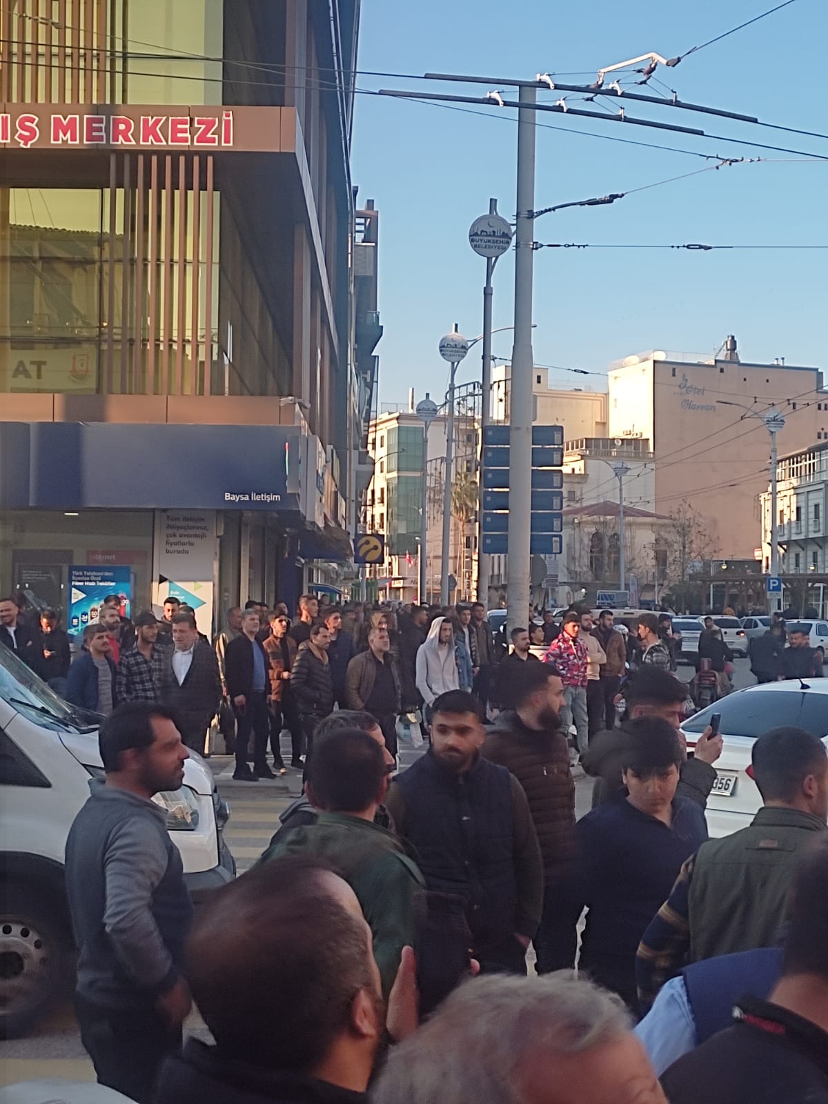 Şanlıurfa'da esnafın orta hasarlı iş merkezine girmesini polis engelledi