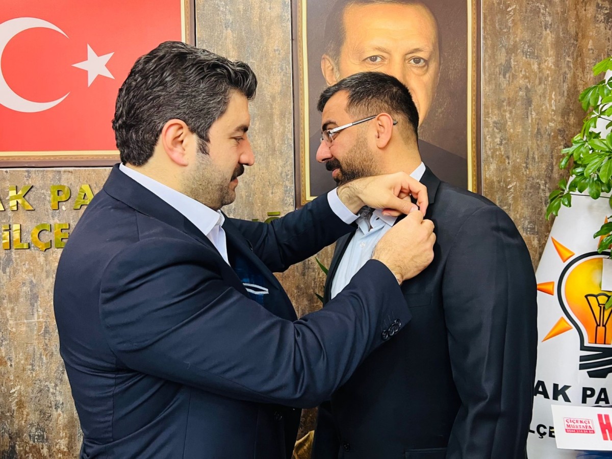 AK PARTİ ROZETİNİ EYYÜPOĞLU TAKTI