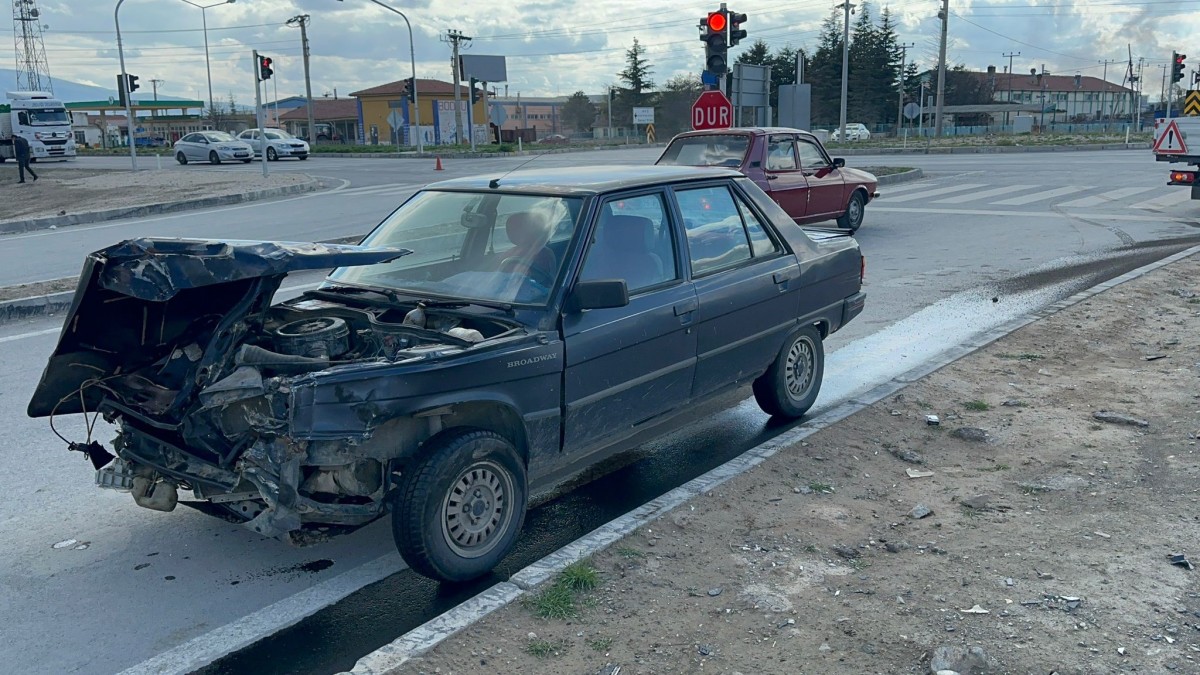 Kazada hurdaya dönen otomobilde yaralanan olmadı