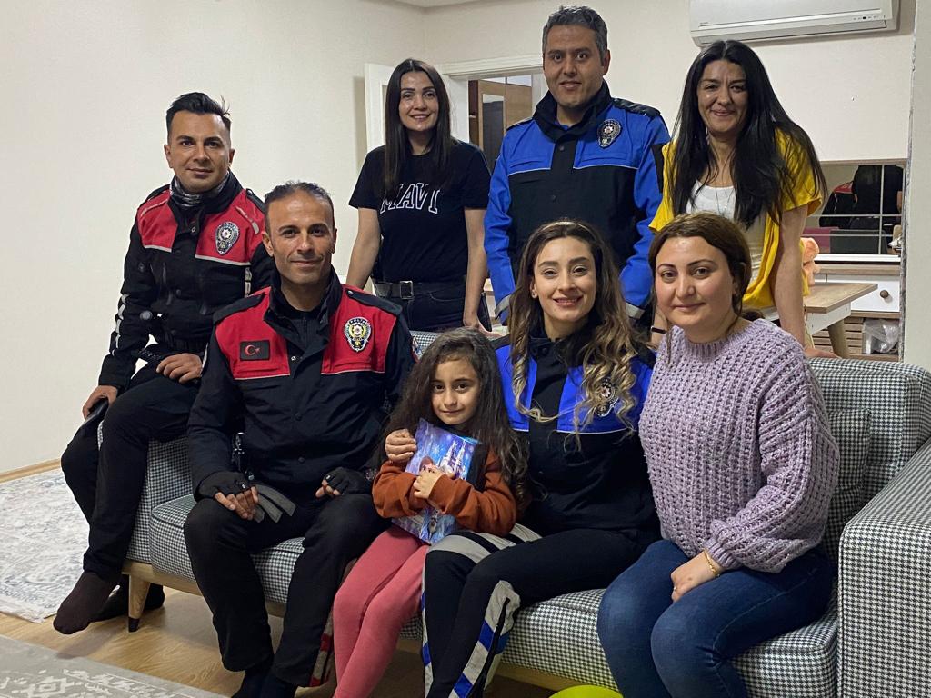 Şanlıurfa'da polislerden şehit kızına doğum günü partisi 