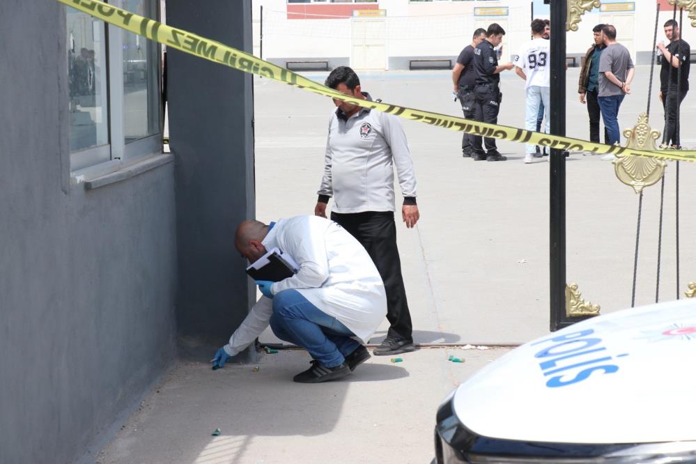 Tartışan öğrenci silahla okulu bastı, 3 kişi yaralandı... O anlar kamerada