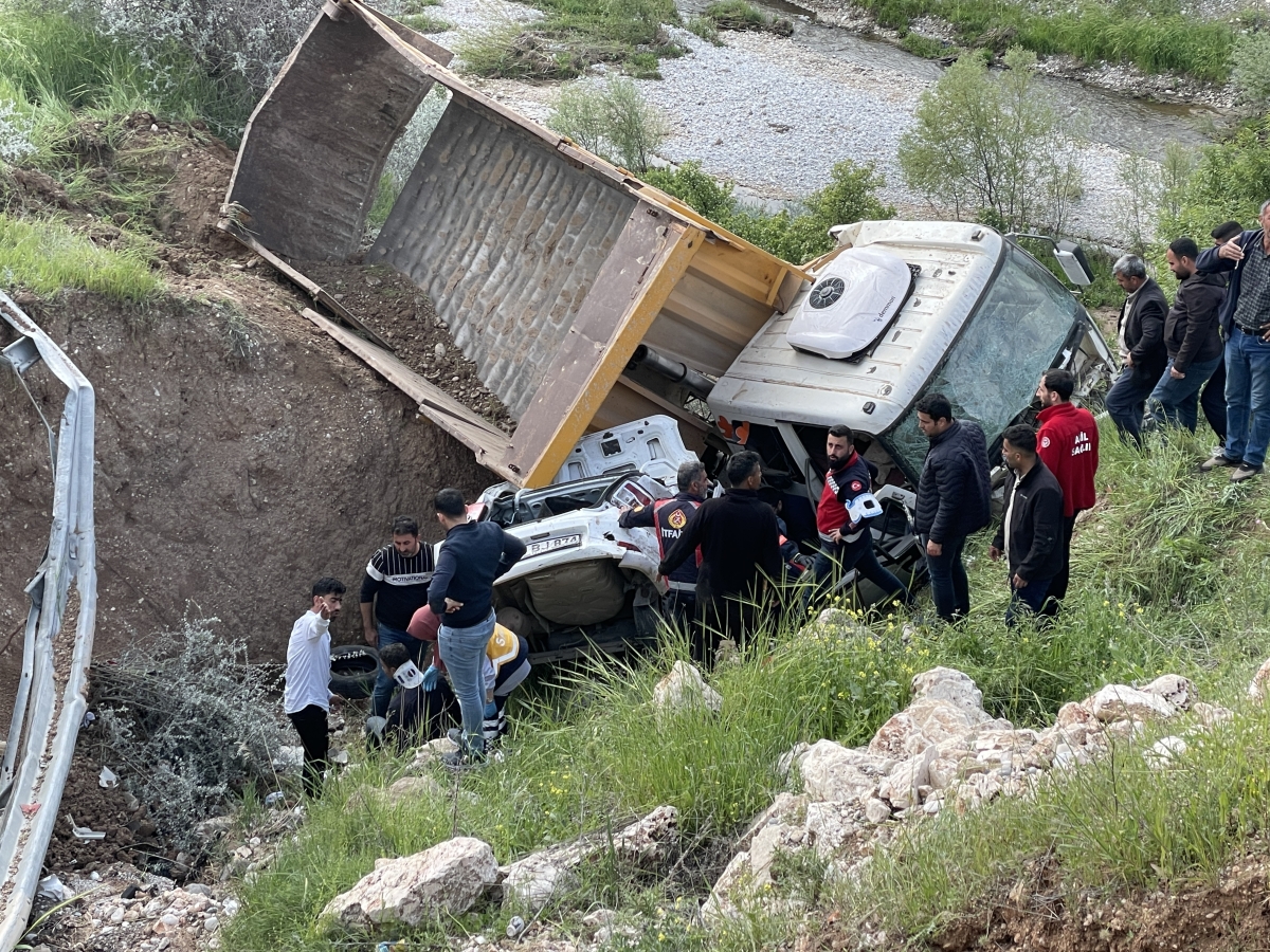 Kamyon ile otomobilin çarpıştığı kazada 3 kişi yaralandı