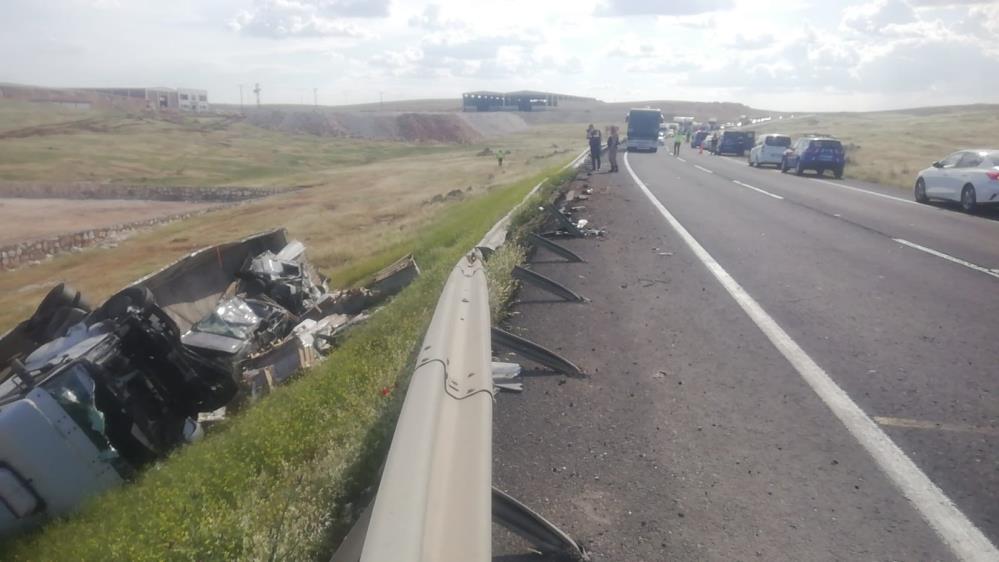 Şanlıurfa Suruç yolunda feci kaza 5 ölü