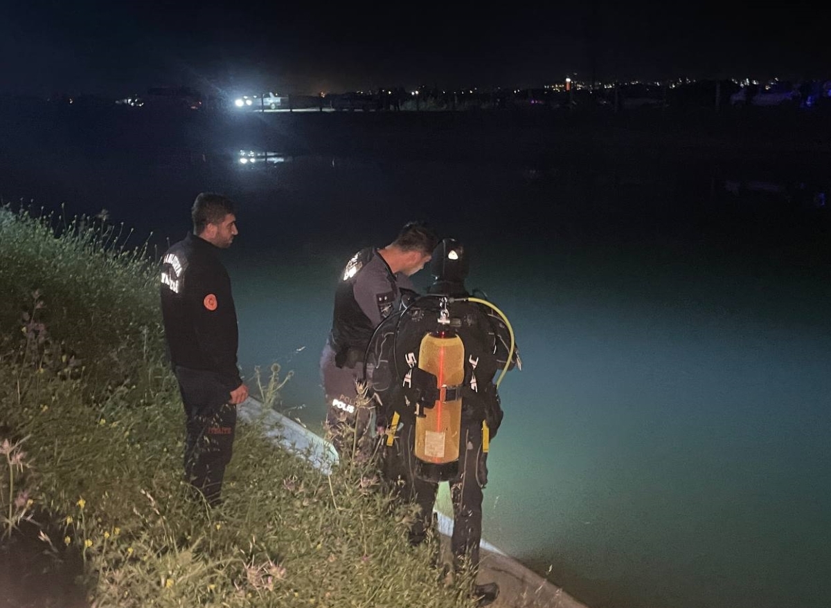  Şanlıurfa'da sulama kanalına düşen otomobildekiler için kurtarma çalışması başlatıldı