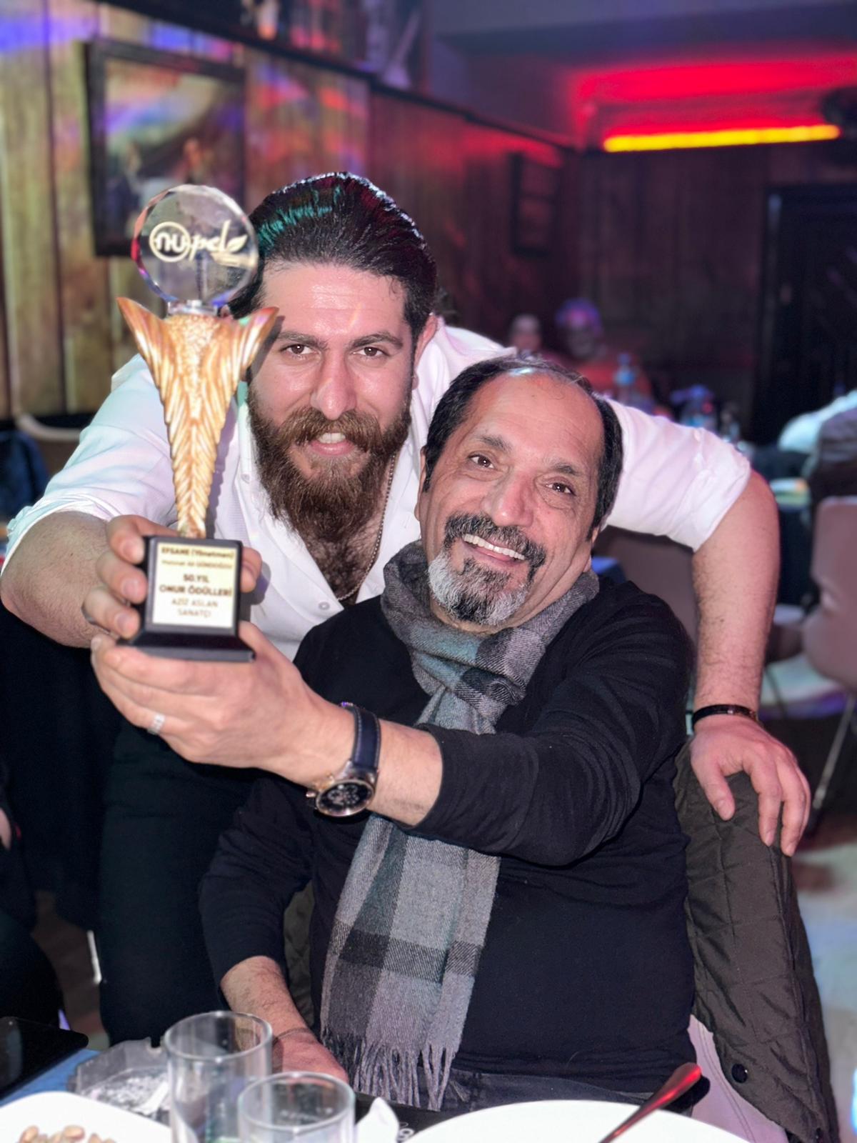 Aziz Aslan Efsane Yönetmen Mehmet Ali Gündoğdu'nun Elinden Ödülünü Aldı