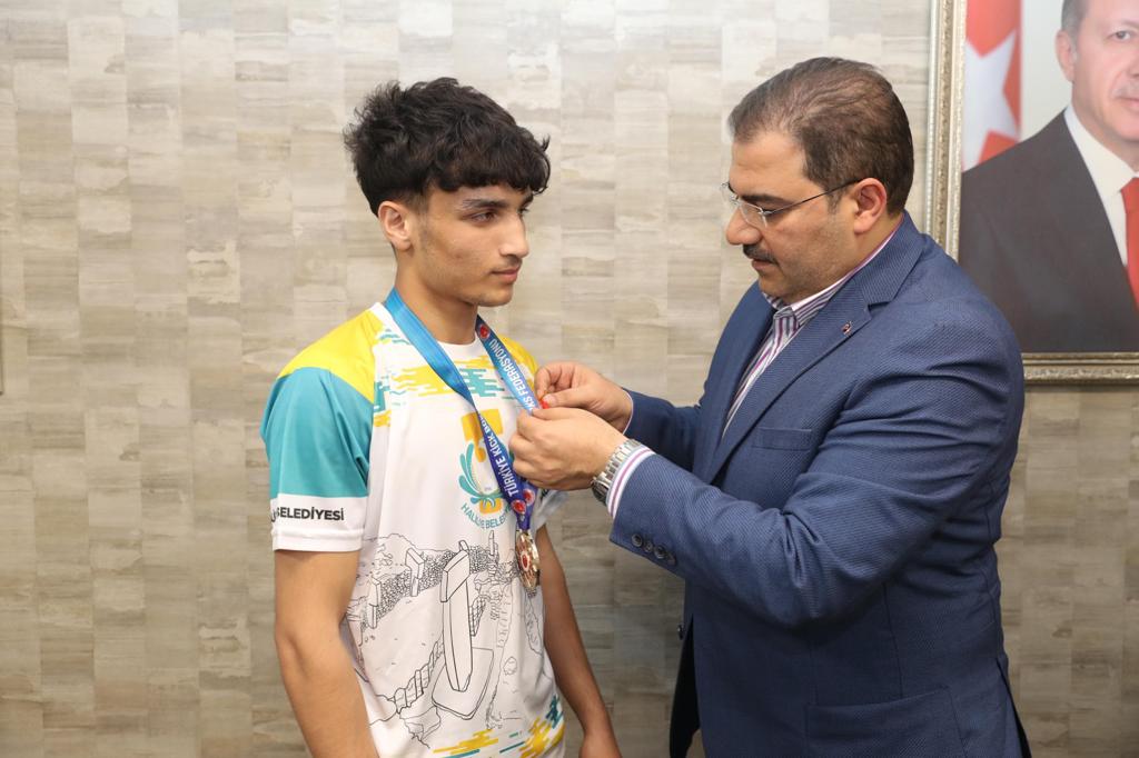  TÜRKİYE ŞAMPİYONU OLAN SPORCULARI ÖDÜLLENDİRDİ 