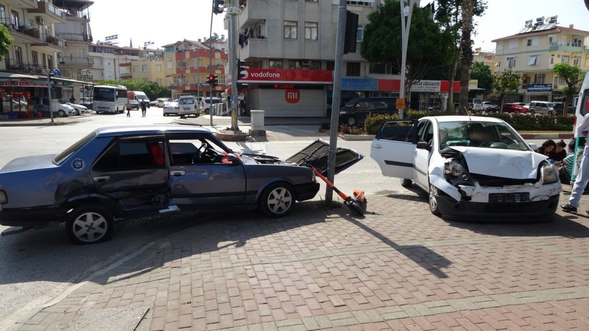 Ters yön kazasında araçlar hurdaya döndü: 4 yaralı