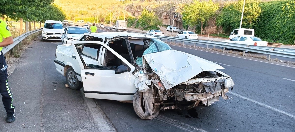 Urfa Akabe İnişinde Otomobil Arkadan Çekiciye Çarptı: 3 Yaralı