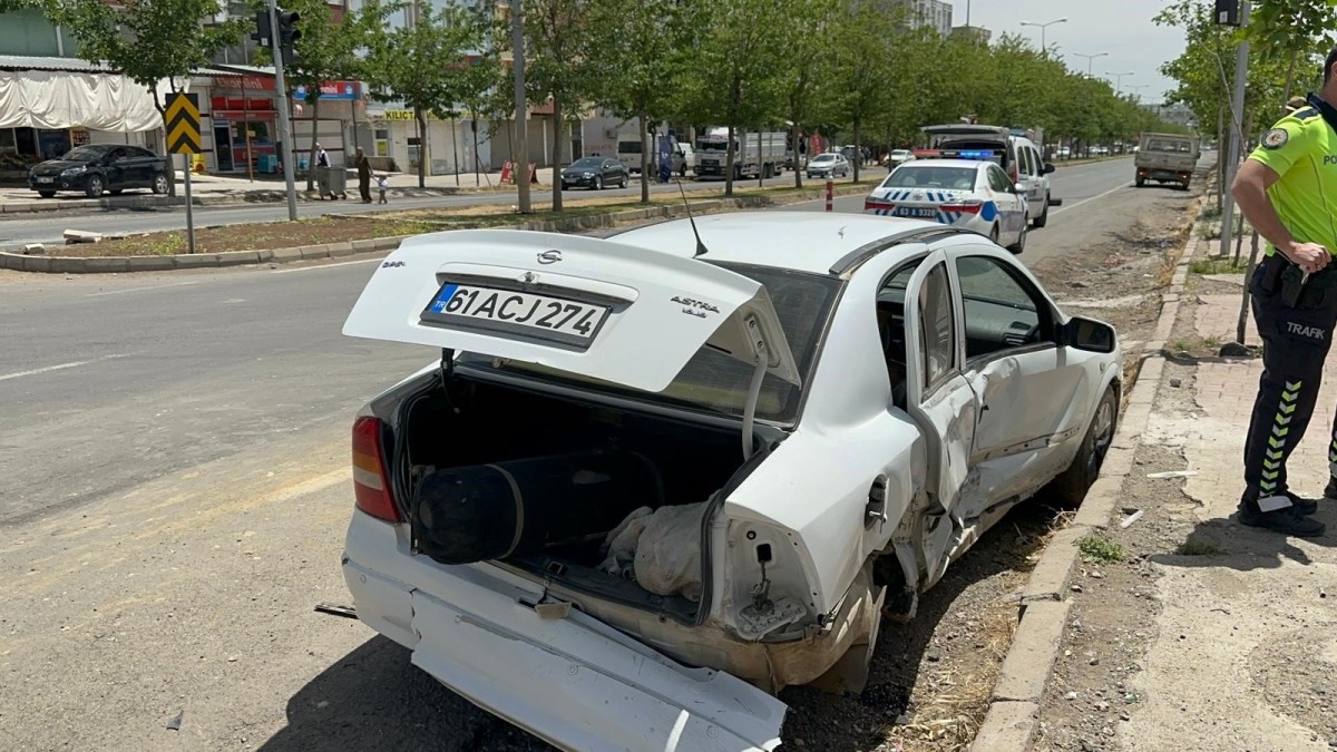 Şanlıurfa'da Otomobil ile pikap çarpıştı: 2 yaralı