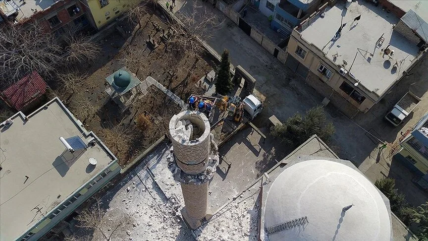 Şanlıurfa'da depremde hasar gören camilerin yıkımı sürüyor