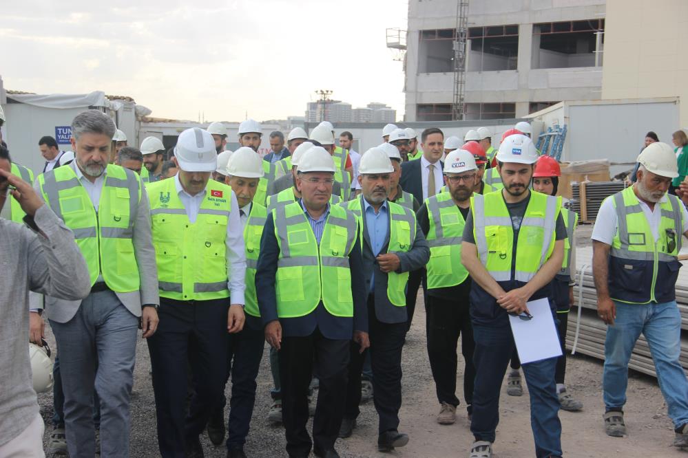 Adalet Bakanı Bekir Bozdağ, Şanlıurfa Şehir Hastanesi inşaatında incelemede bulundu: