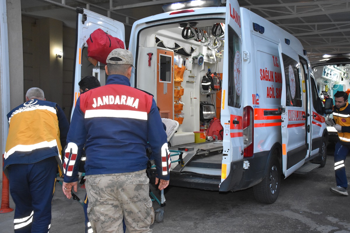 Şanlıurfa'da minibüs ile otomobilin çarpıştığı kazada 1 kişi öldü, 6 kişi yaralandı