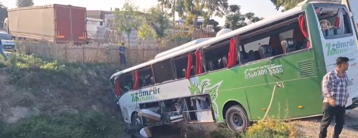 Yolcu otobüsü kamyonla çarpıştı, 1 kişi öldü, 28 kişi yaralandı