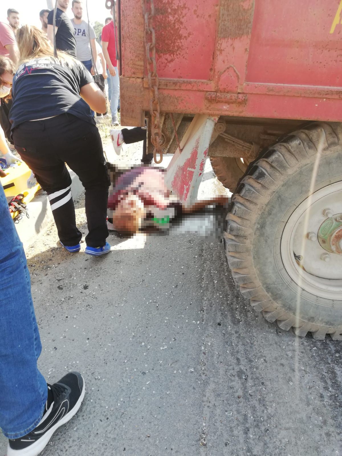 servis otobüsü ile traktör çarpıştı: 1 kişi öldü, 10 kişi yaralandı