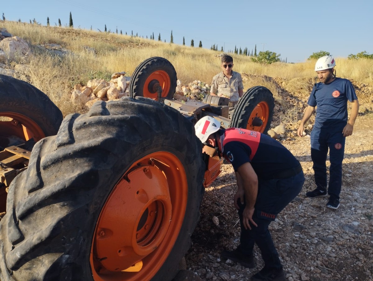 Urfa'da Traktör Devrildi: Sürücü Yaralandı 