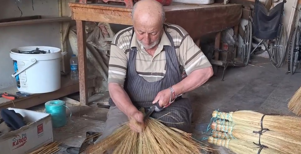 Emekliliğinin ardından gençliğinde öğrendiği el süpürgesini yapımına yöneldi