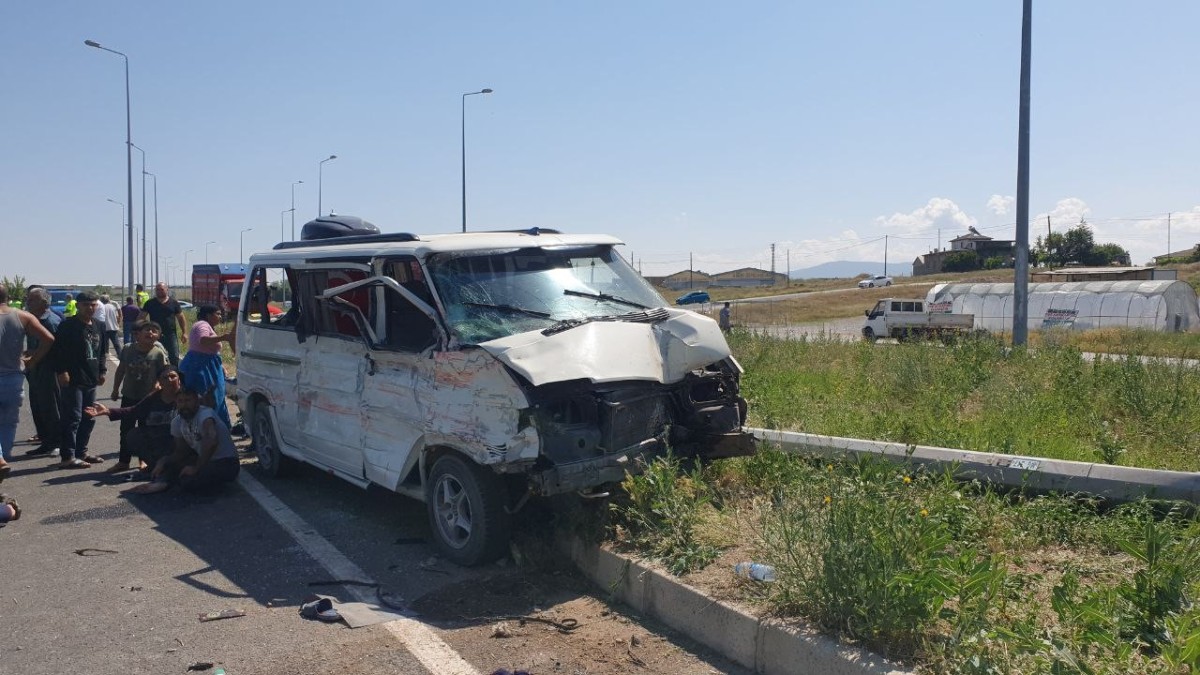Ticari araç ile kamyon çarpıştı: 1 ölü, 14 yaralı
