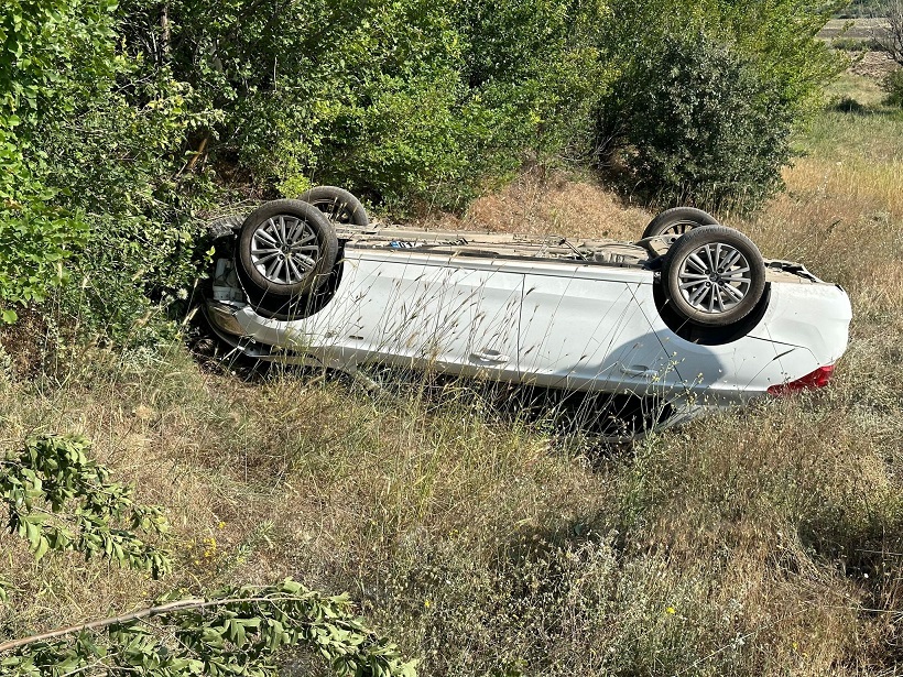 Elazığ’da otomobil tarlaya uçup ters döndü: 4 yaralı