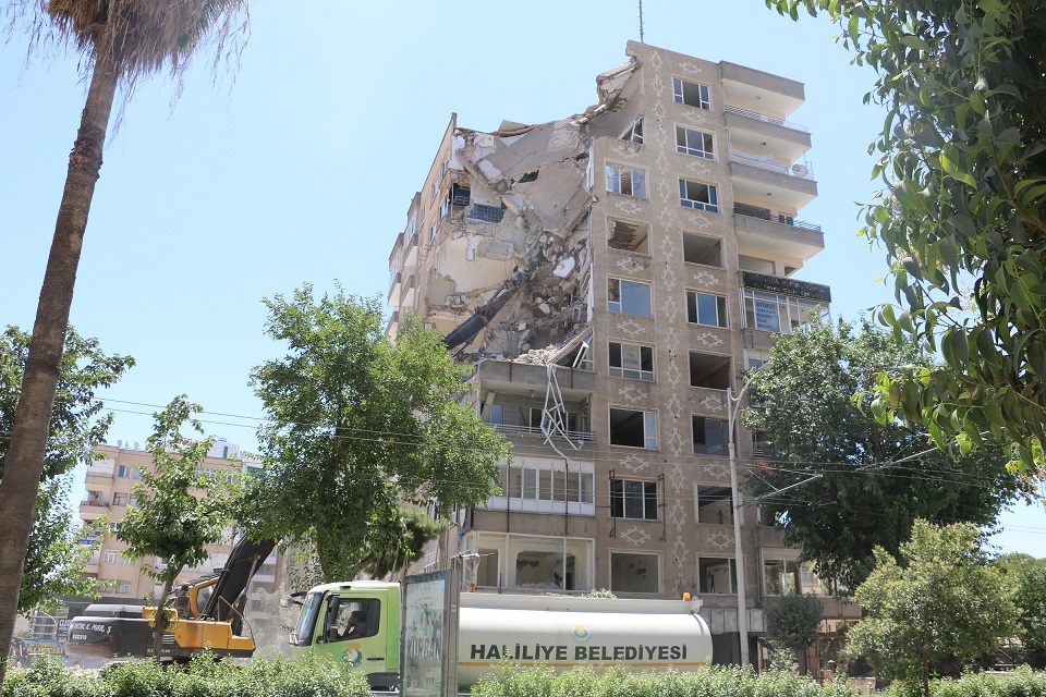 Şanlıurfa’da depremde hasar gören binalar yıkılıyor