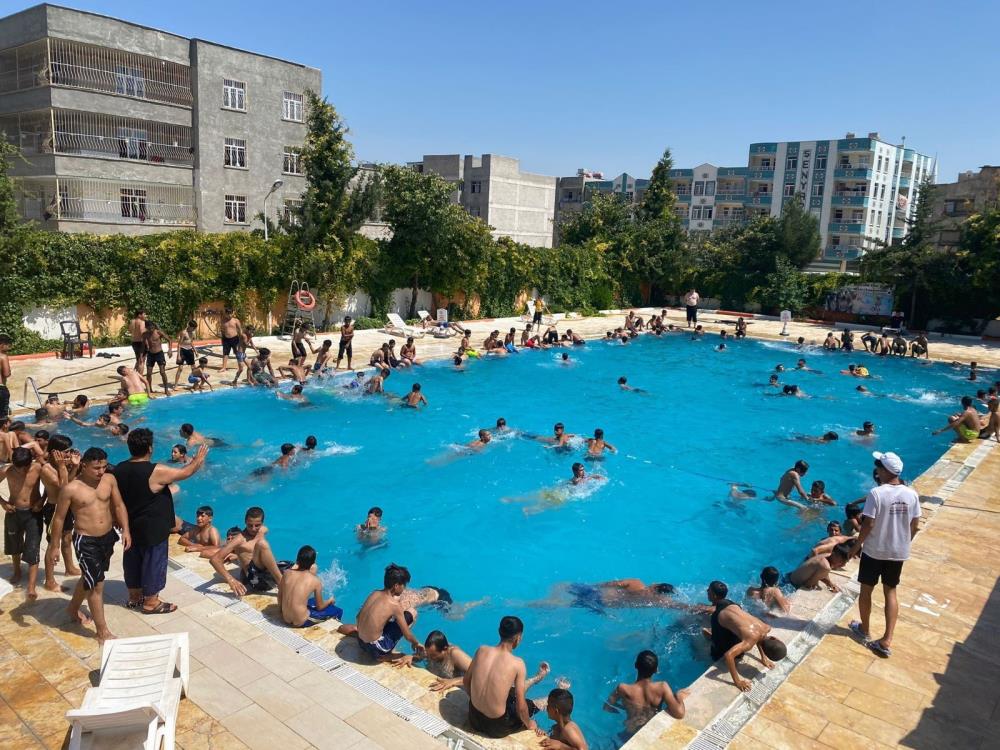Şanlıurfa'da sıcak hava bunaltı vatandaşlar havuzlara koştu