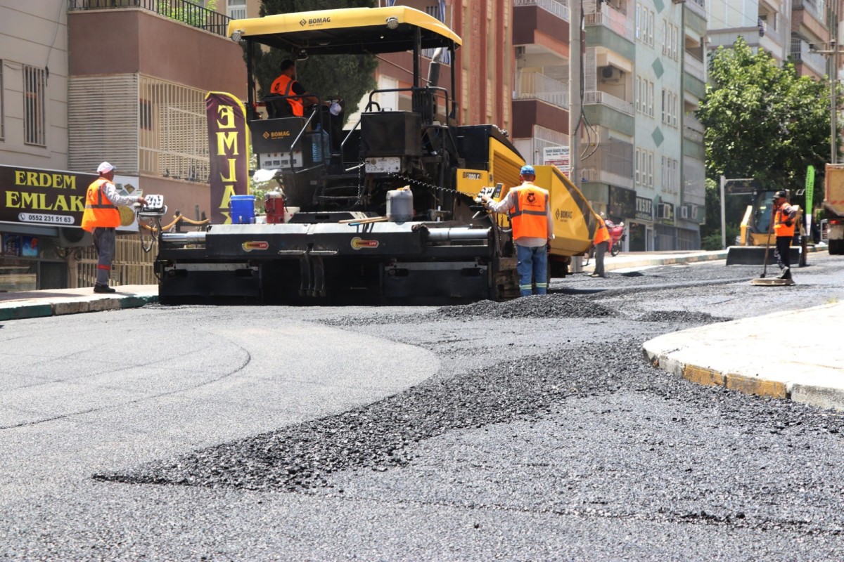 HALİLİYE’DE SICAK ASFALTLA YOLLLAR DAHA KONFORLU