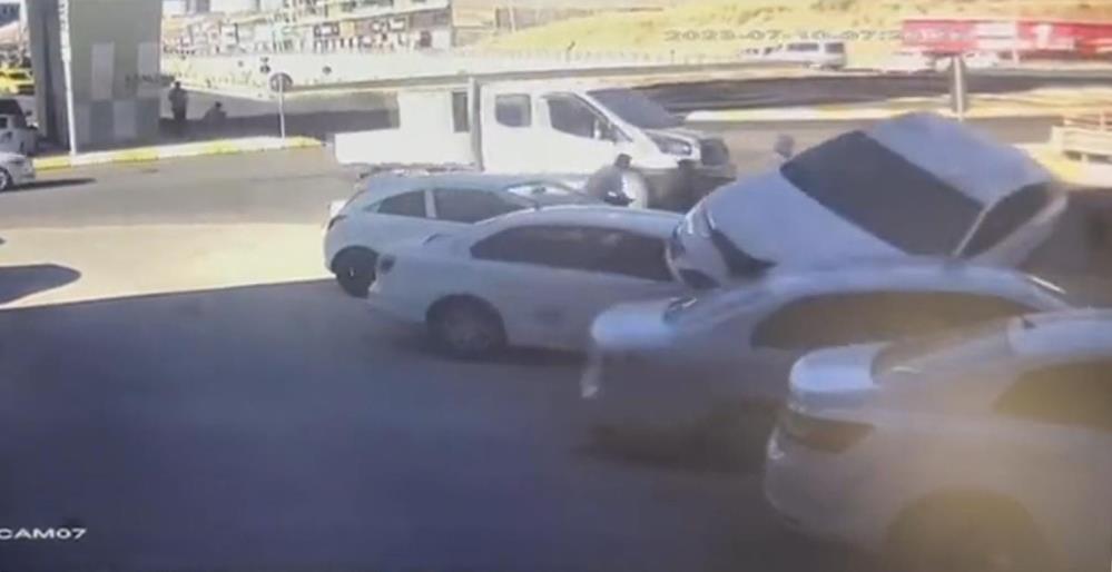 Şanlıurfa'da ilginç kaza anı kameraya yansıdı