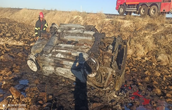 Siverek'te şarampole devrilen otomobil yandı 